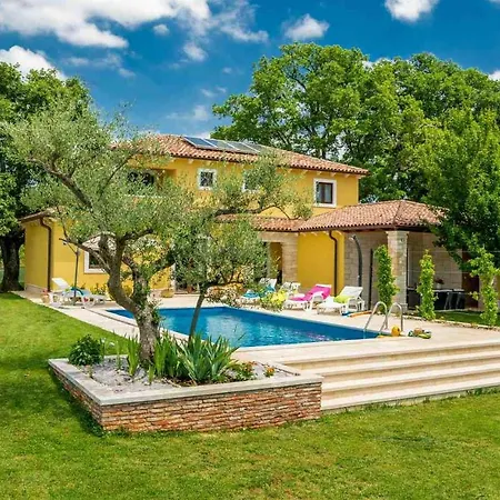 Villa Holiday فندق Svetvinčenat