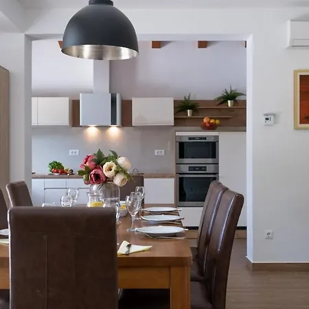 Villa Holiday فندق Svetvinčenat