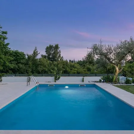 فندق Villa Holiday 4*